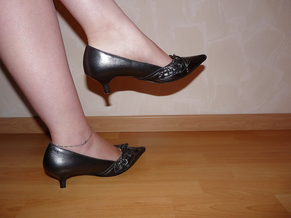 Free Wifes sexy random shoes heels feet legs nylon photos