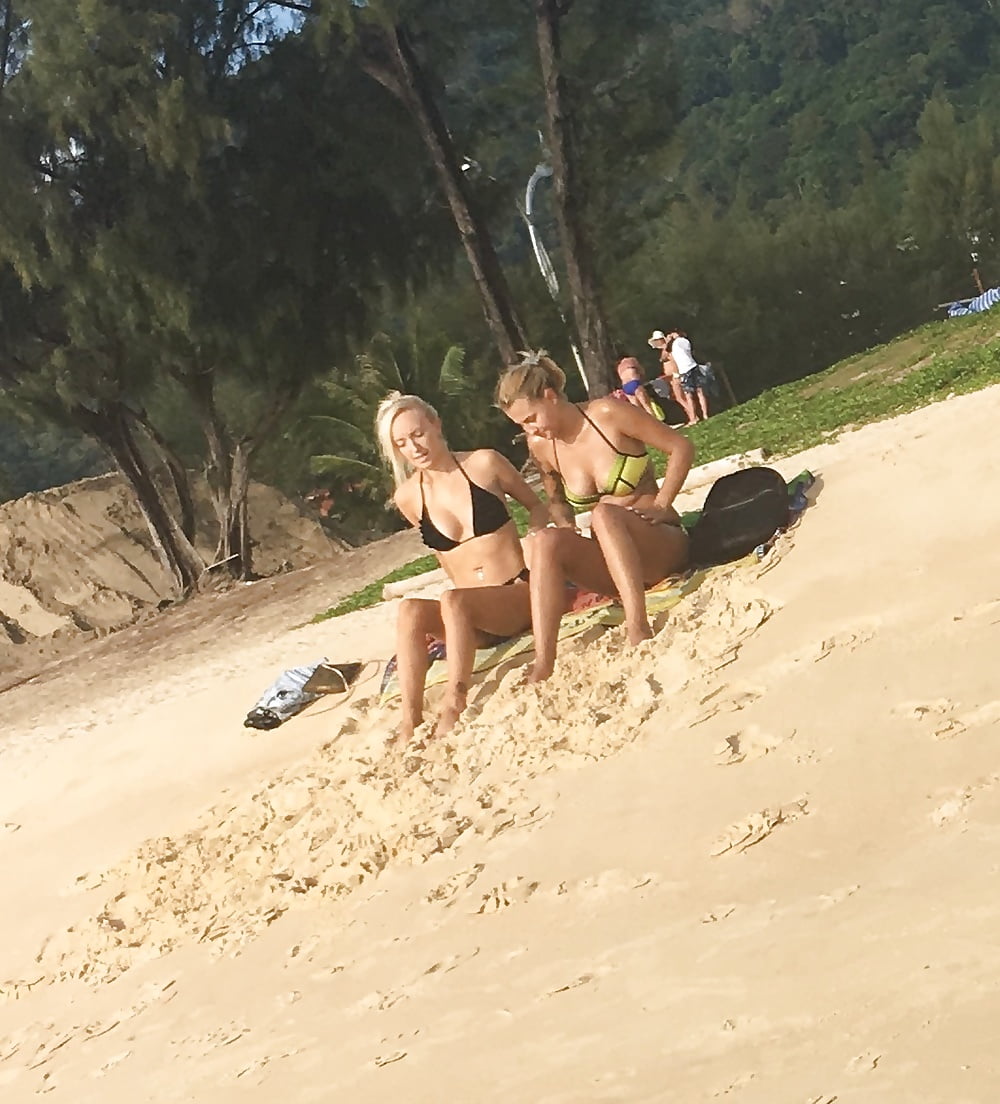 Free 2 blonde sluts with big tits in bikinis photos