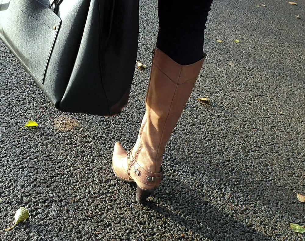 Candid feet photo #324255491