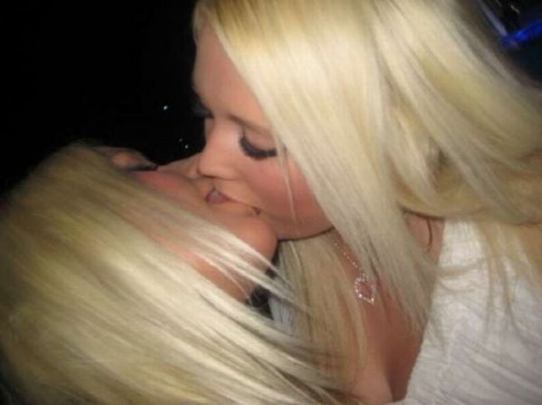 Girls kissing girls - 74 Photos 