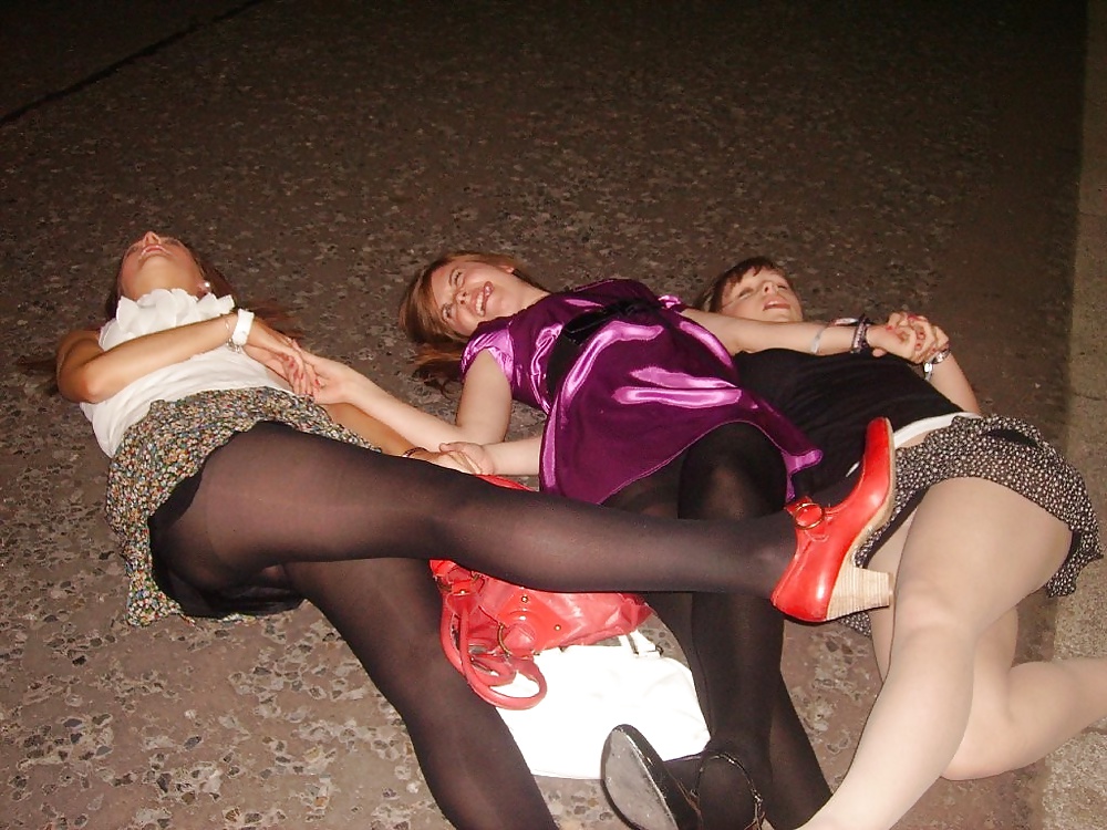 Free Amateur ladies in pantyhose-stop looking up my skirt! 14 photos