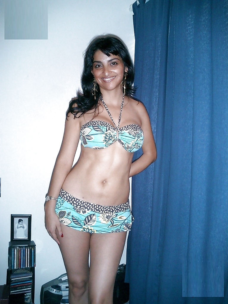 Free Indian Babe From Delhi Showing Off Her Assets photos