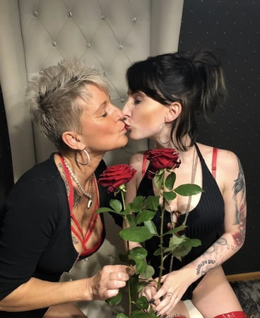 hot pics   lou nesbit lia louise         