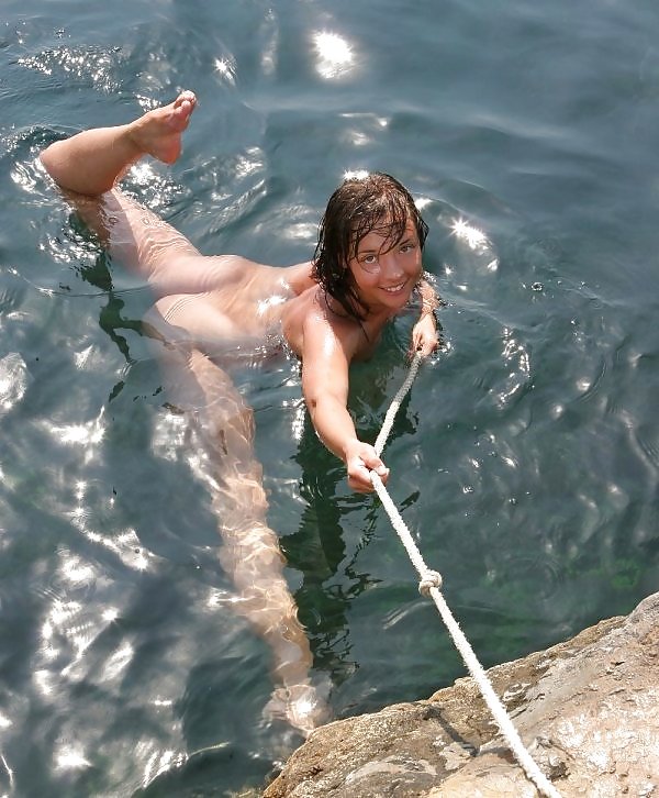 Free Brunette with beautiful body photos