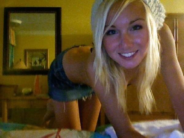 Free Blond Teen Girl with amazing body Selfshot 1of3 photos