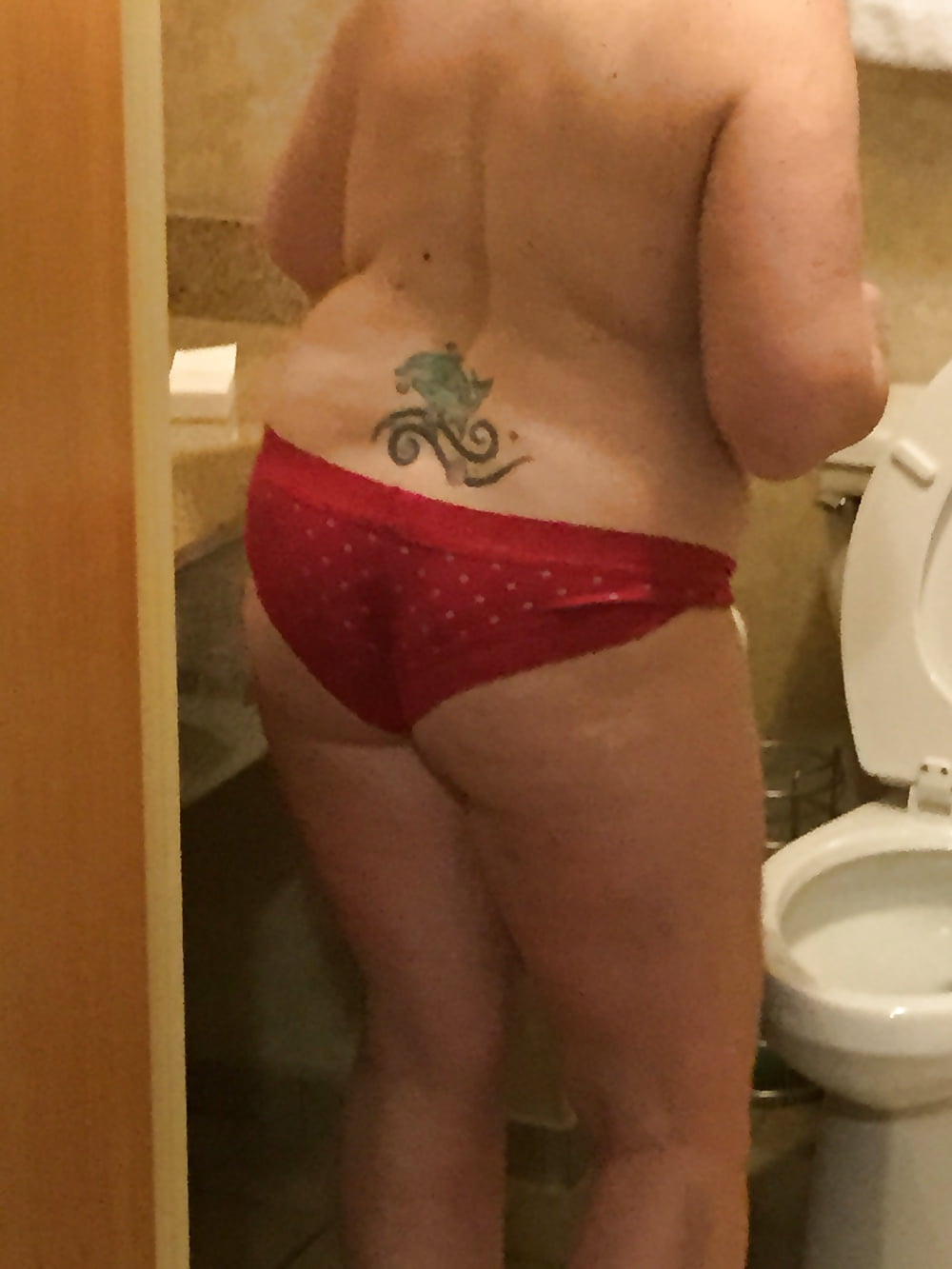 Free Wife's ass in red pantys photos