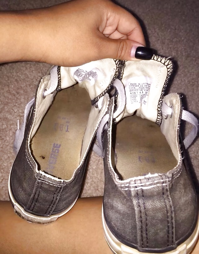 Free Cute Teen shows her feet & converse photos
