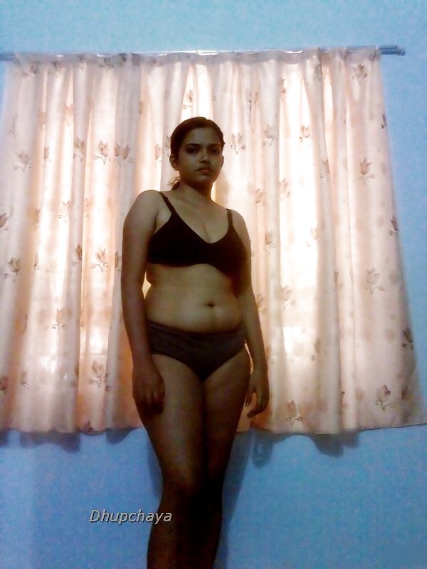 Free Hot looking Mallu babe posing in bra panty photos