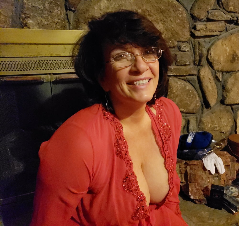 All I Want For Christmas Is a Stunning Mature Who Sucks Cock - 15 Photos 