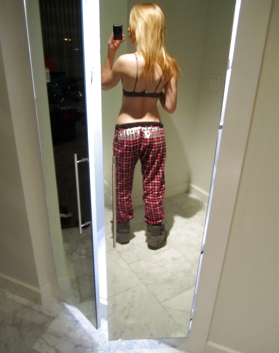 Free Posh hottie strips photos