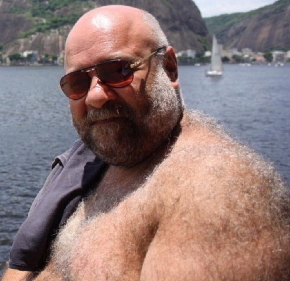 Волосатый грузин. Жирный лысый с бородой. Упитанный мужчина пожилой.