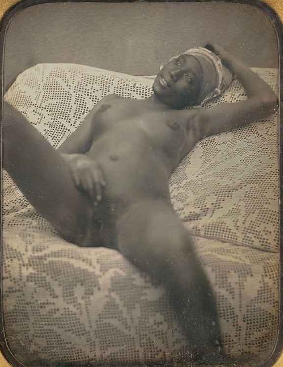 Vintage Victorian recumbent sexy ebony unlit nude lady - 1 Pics
