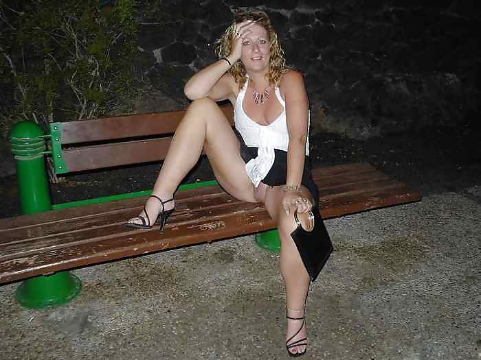 Free Upskirt, Flashing, candid images from girls and matures photos