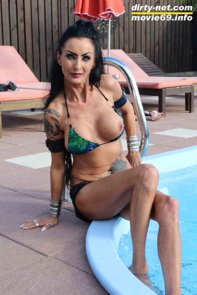 Photoshooting with fetish girl Sidney Dark at a pool - 100 Photos 