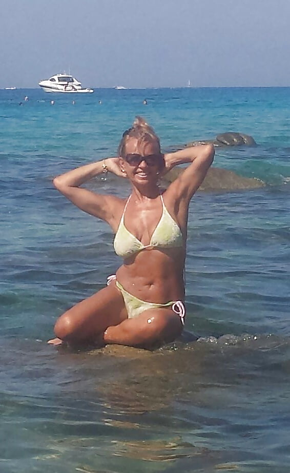 Free Italian MILF Viola fb photos