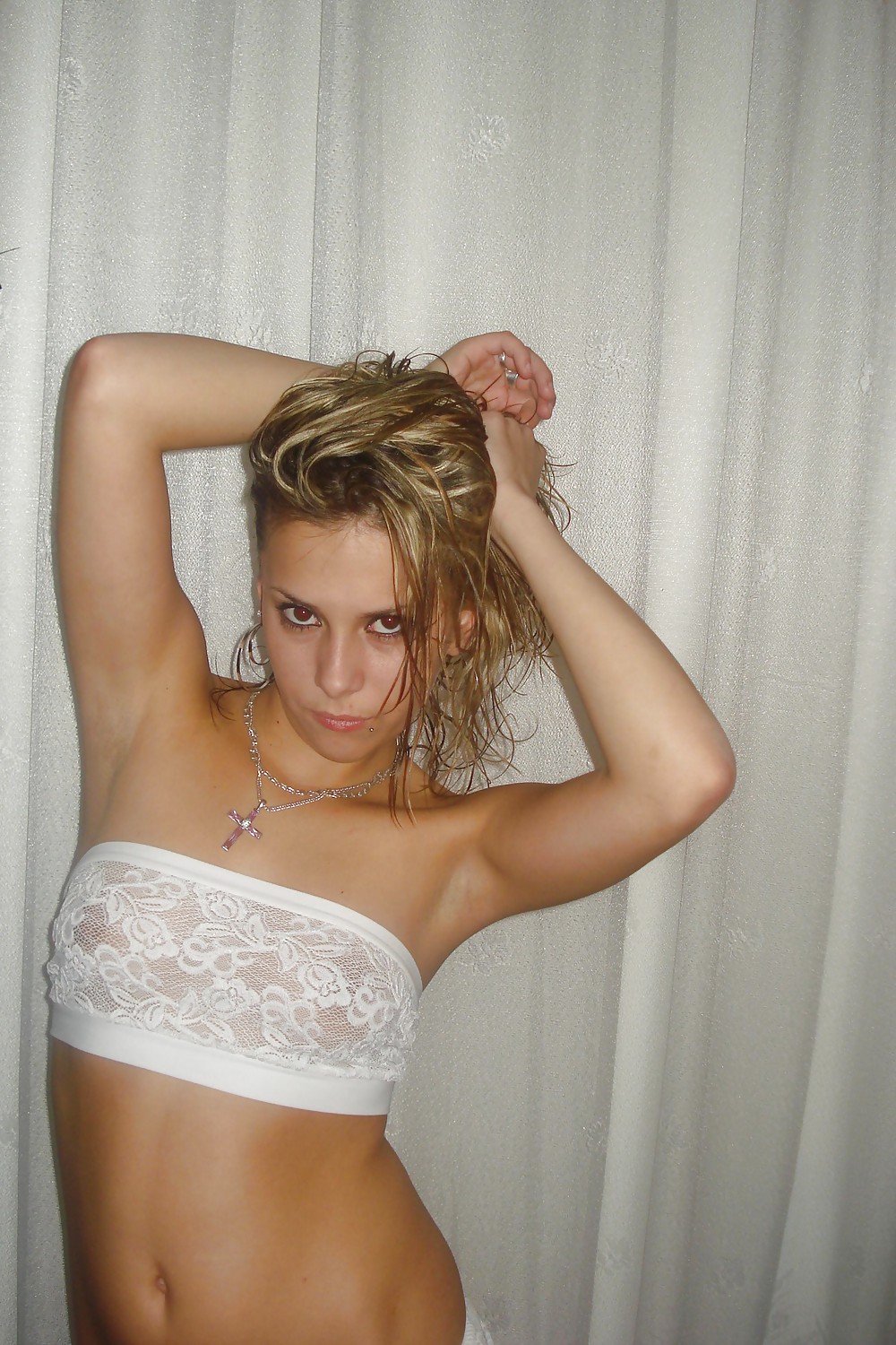 Free AMATEURE - LITTLE BLONDIE POSING photos