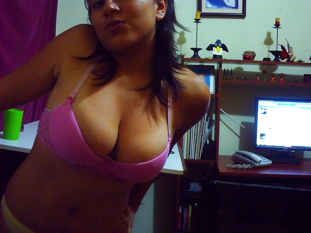 Free Latina hot girl shows Her big tits photos