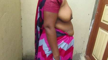 tamil aunty standing to show her boobs very hot         