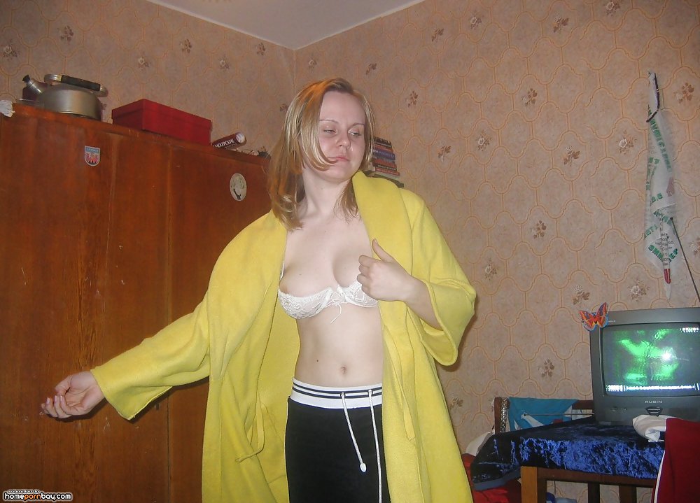 Free Russian amateur girl nude at home photos