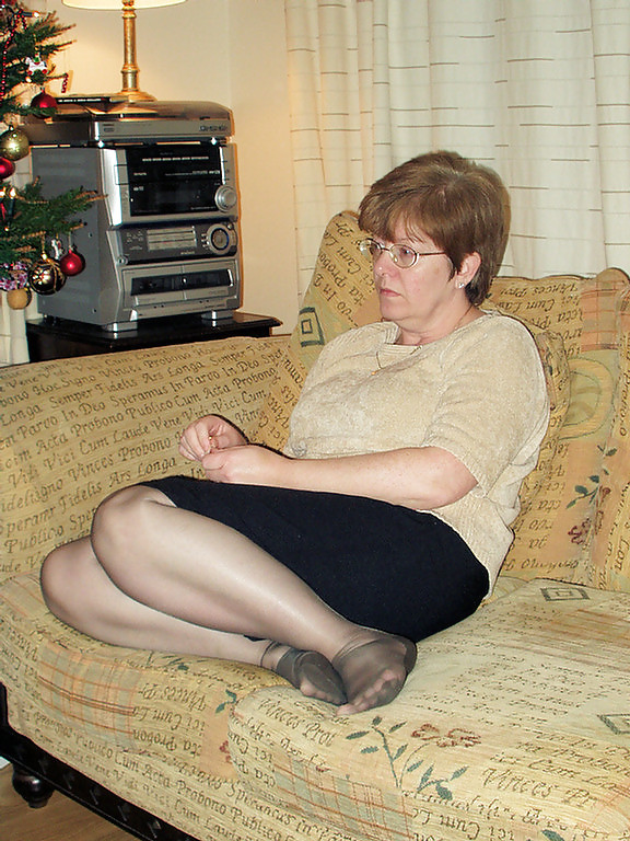 Free Moms in pantyhose photos