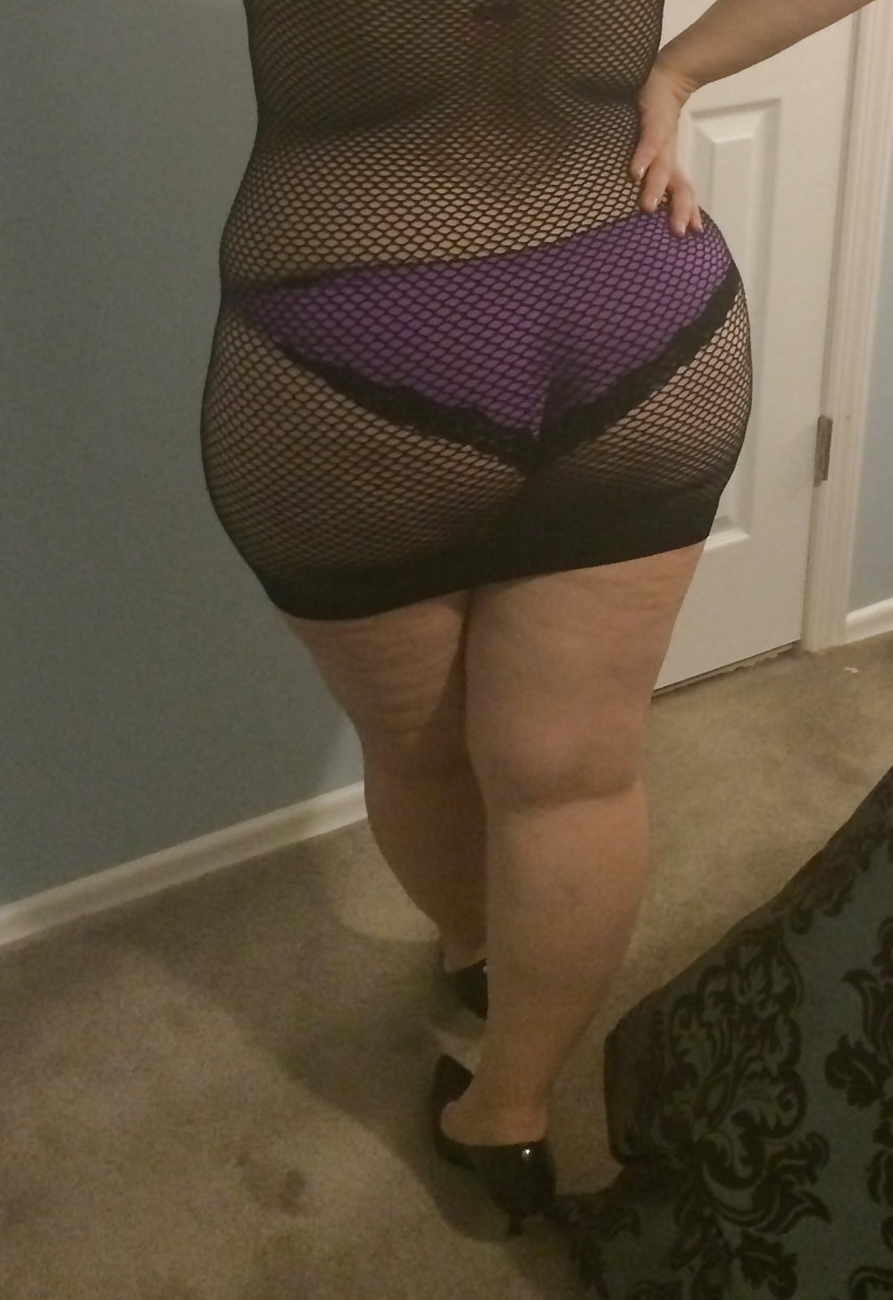 Free Thick ass PAWG Wife sexy outfit and heels photos