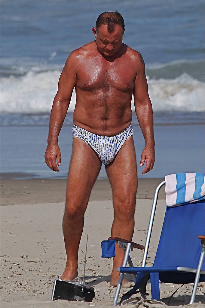 Зрелый мужчина 18. Олд Дэдди. Daddy на пляже. Dad bulge пляж. Oldman Beach bulges.