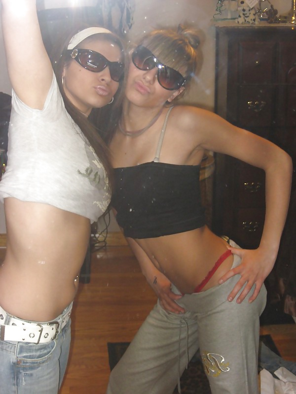 Free Slut posiert vorm Spiegel photos