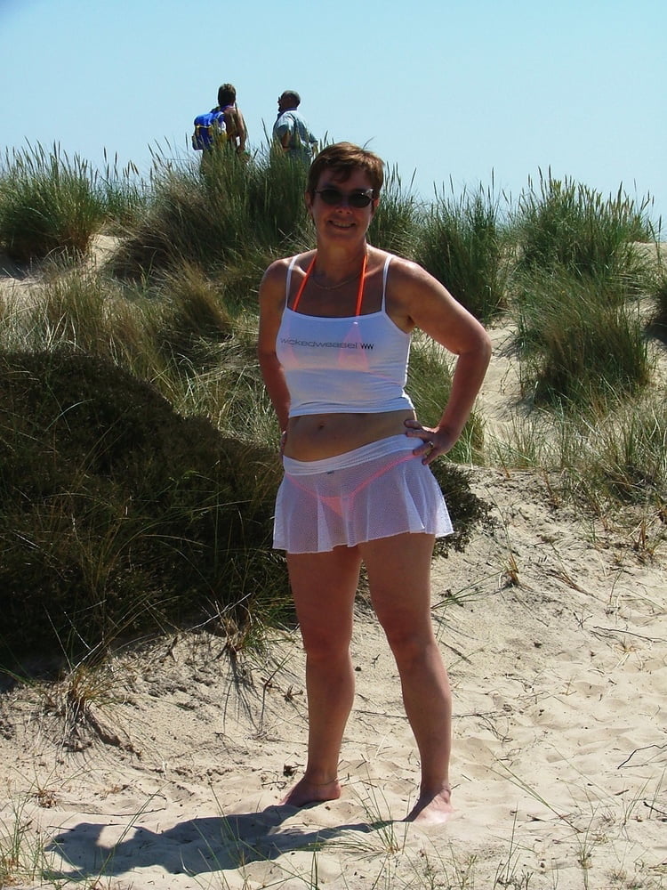 Free uk Mature modelling her beach outfits photos