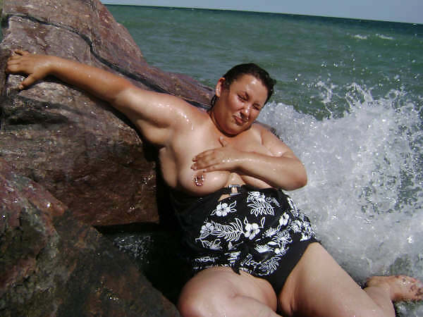 Free Starr L - Posing at the beach photos