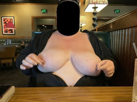 newondoncouple flashing tits at ruby tuesday         