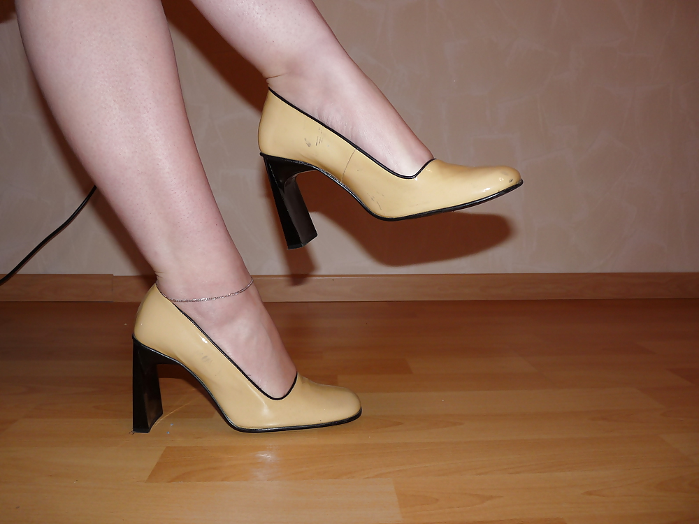 Free Wifes sexy random shoes heels feet legs nylon photos
