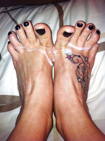 just cum over my gf,s tattood feet mmmmm