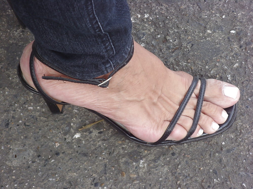 Free The sexy sandals and feet of  my neighbor photos