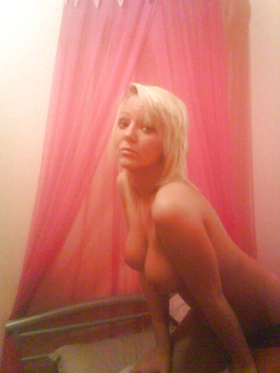 Free Blonde Amateur Babe takes hot Selfshots photos