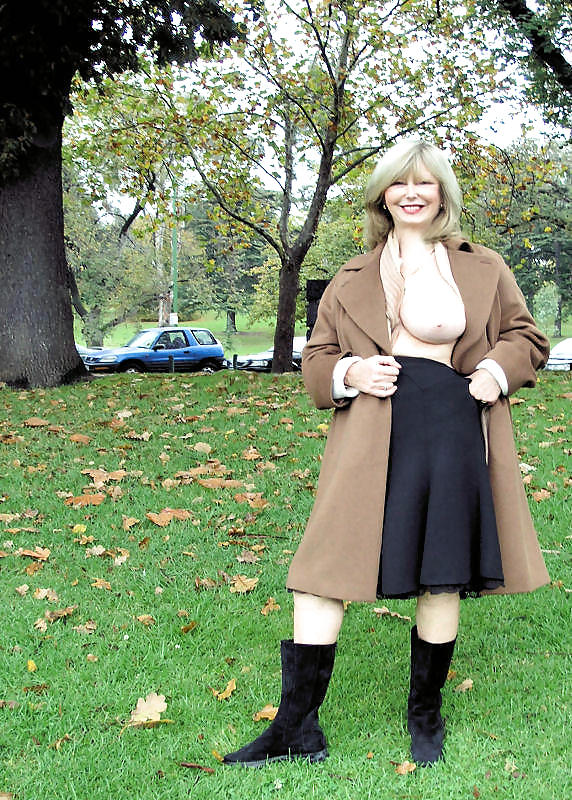 Free Hot Blonde MILF! 3 photos