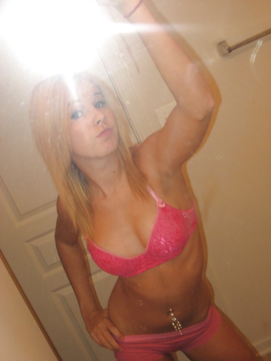 Free Blond Teen Girl with amazing body Selfshot 2of3 photos