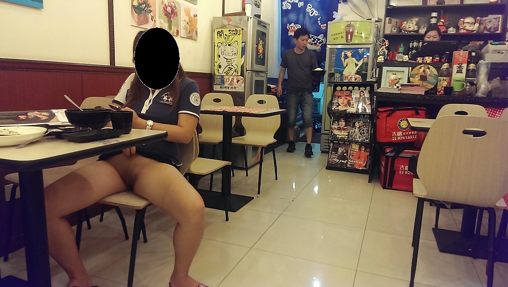 Free Chinese Wife Flash in public photos