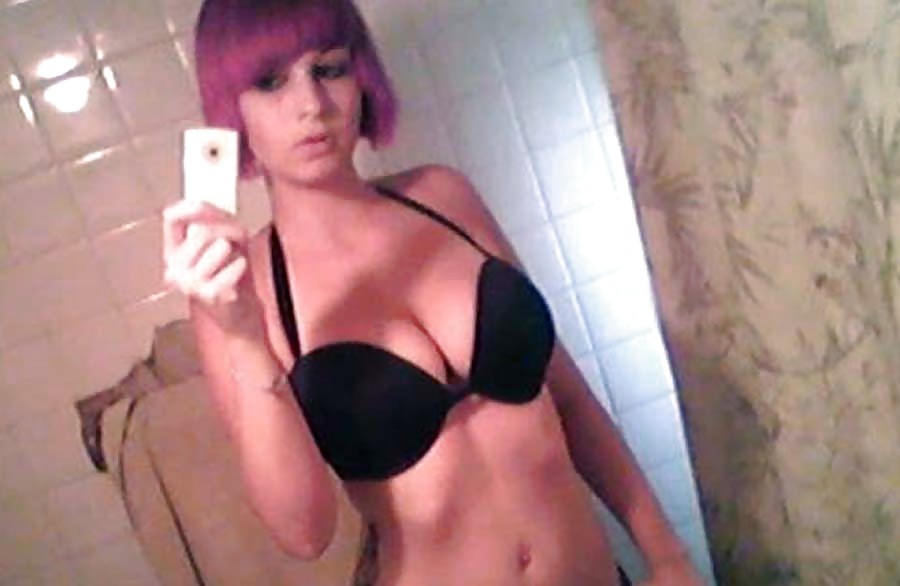 Free Busty & Cute EMo Babe photos