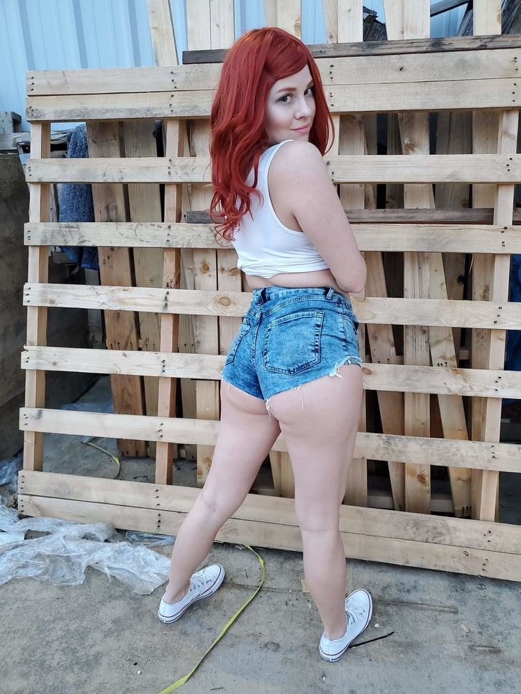 White Trash Trailer Park Whore In Short Shorts Gets Dirty Pics