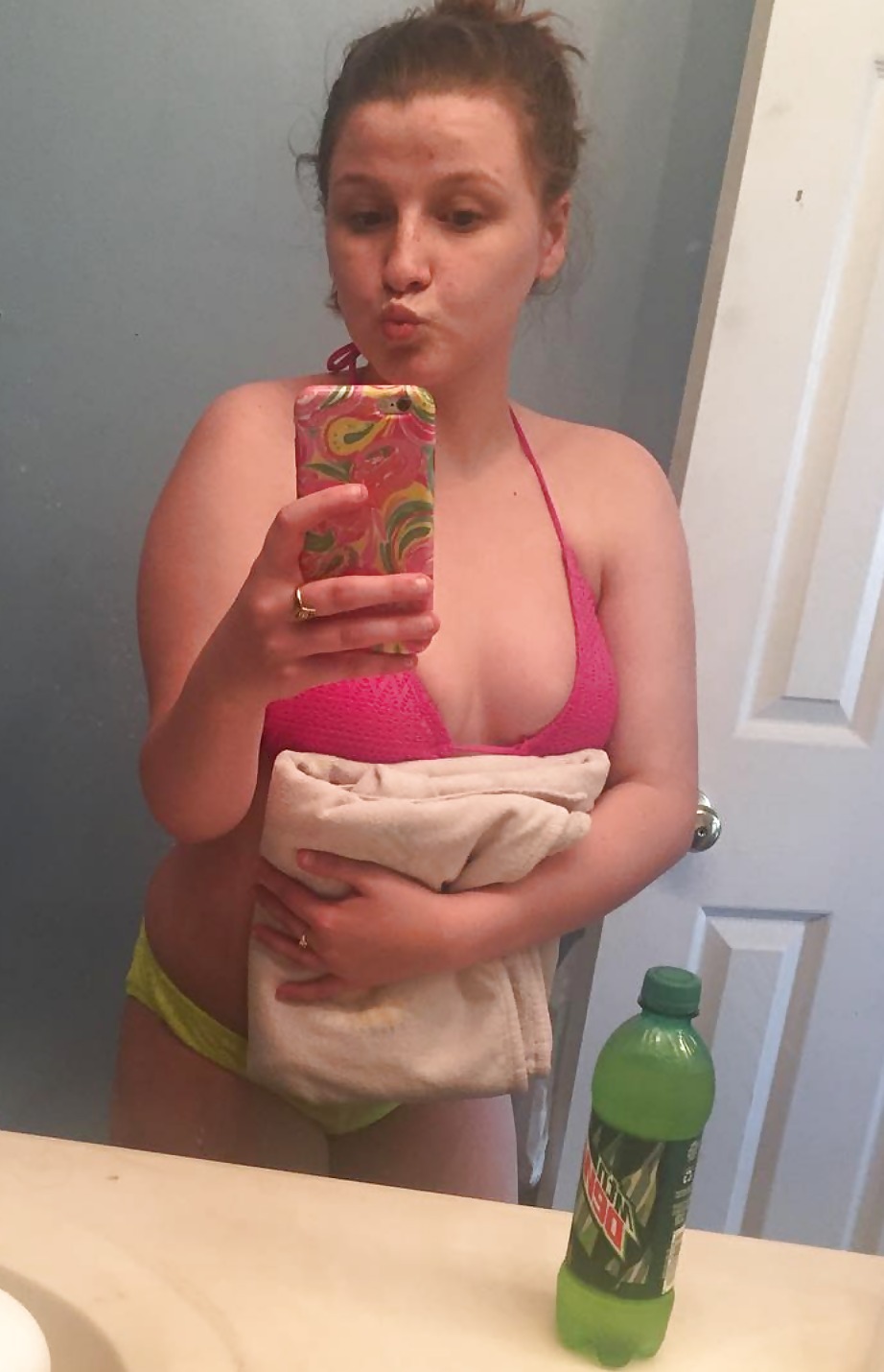 Free amateur teen slut Nicole exposed photos