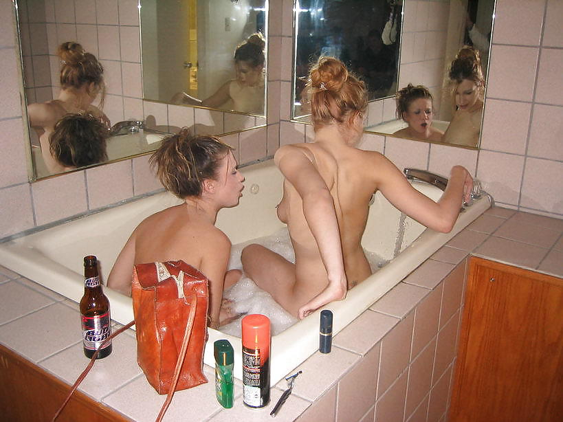 Free BATHING LESBIANS photos