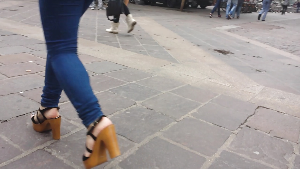 Free candid girl french feet photos
