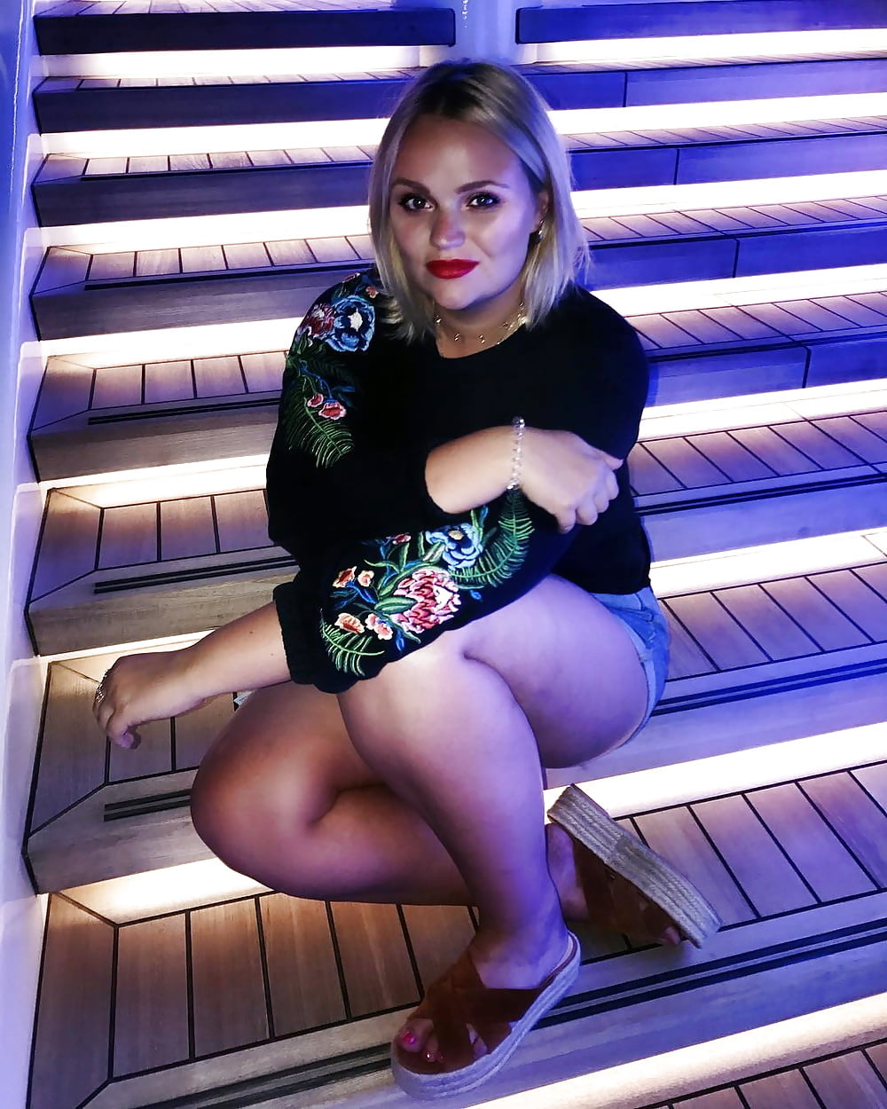 Free Full thighs in the mini 336 photos