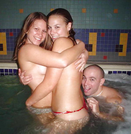 Amigas en la piscina