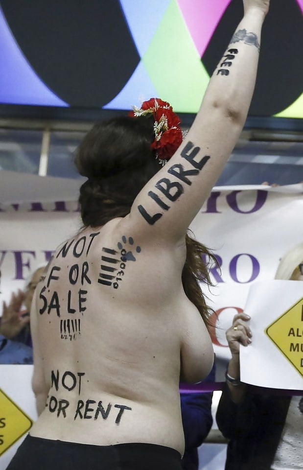 Free Femen big-titted fight (La lucha tetuda de Femen) photos