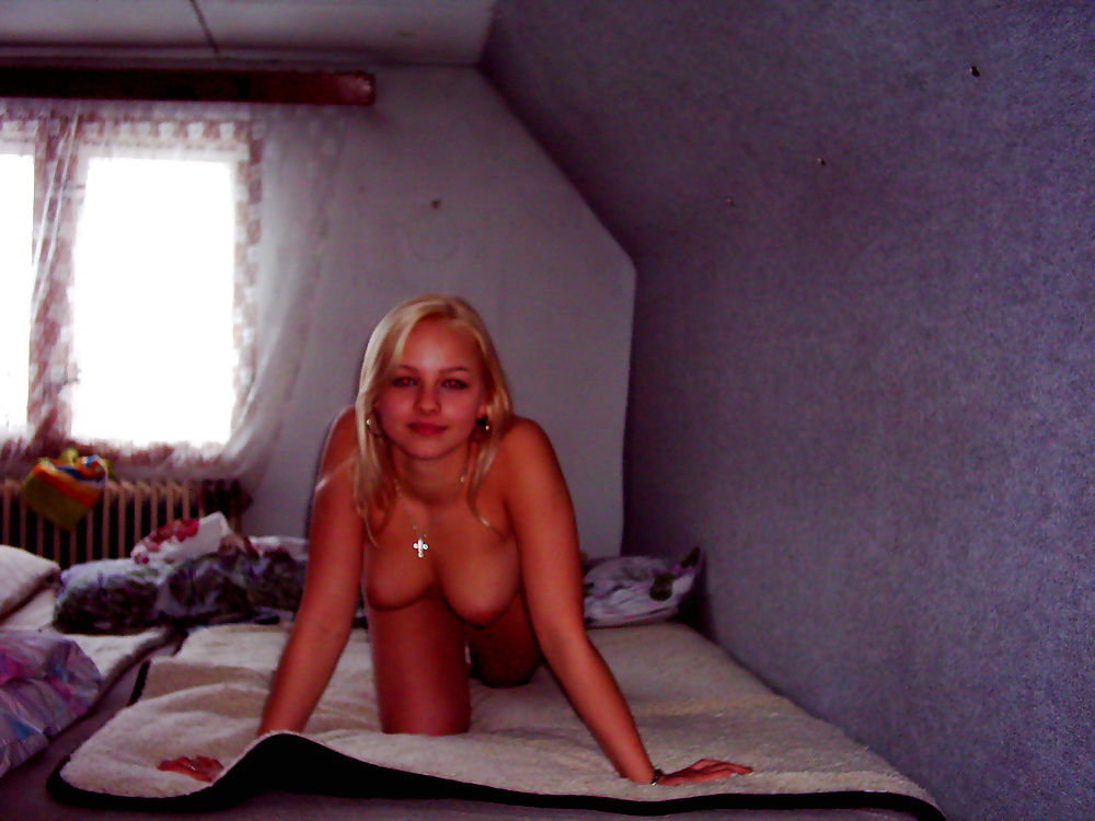 Free blonde teen strips naked for camera photos