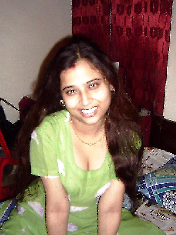 Free INDIAN SEXY HOUSEWIFE photos