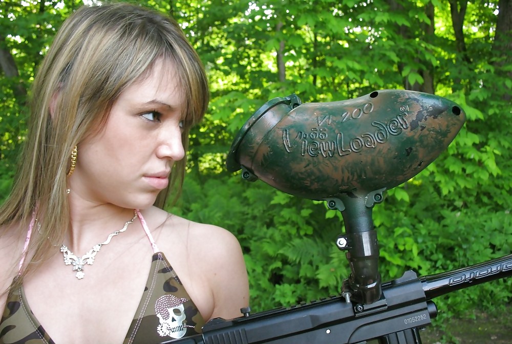 Free Lola plays in paintball photos