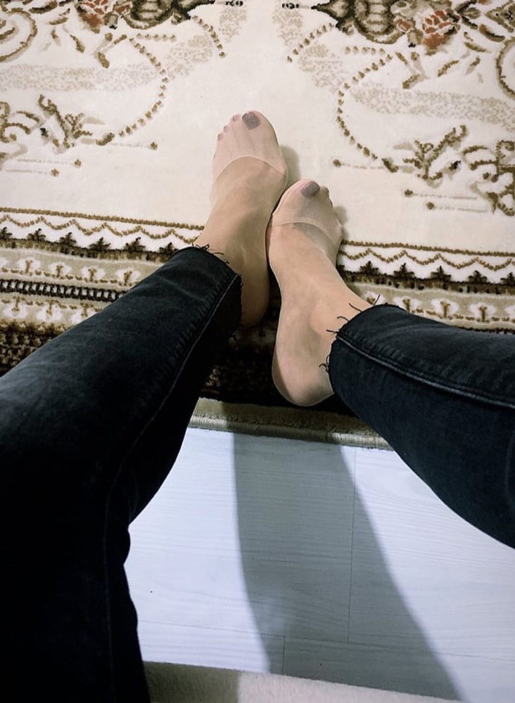 Turkish elegant feet lady who likes to expose - 7 Photos 