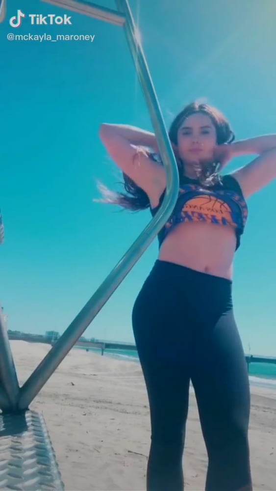 китаянки с большой грудью из тик тока. Tante buka celana. Tik tok slip. Lea elui nip. селена гомес без нижнего белья.